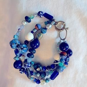 Vintage beaded bracelet with clasp.